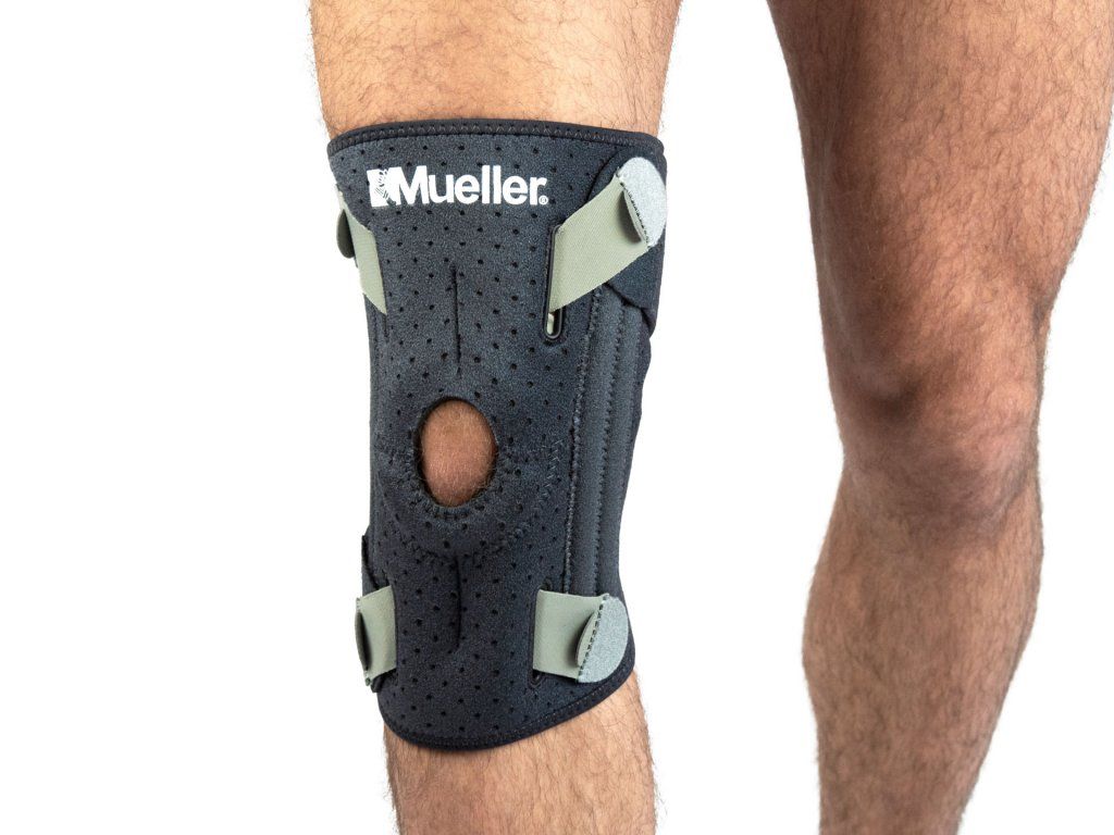 Ortéza Mueller Adjust-to-Fit nasazená na noze — foto z nabídky prodejce